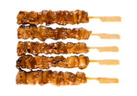 Fünf glasierte Yakitori-Spieße nebeneinander